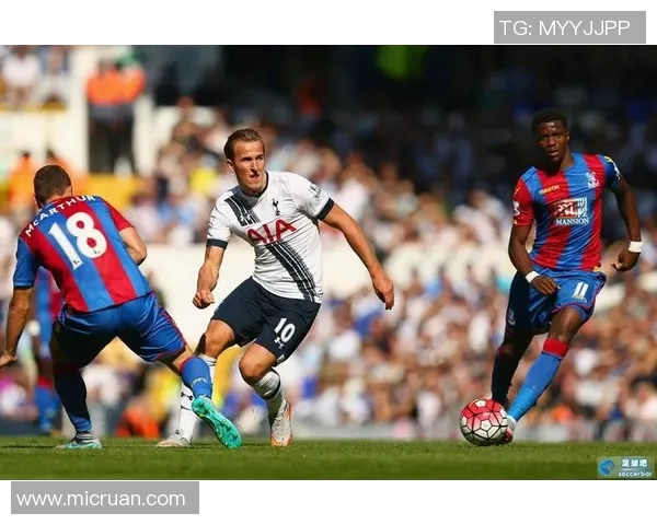 足球场上的璀璨星光前十足球明星壁纸带你领略他们的风采与激情